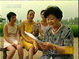 图2 马山民歌传承人王兆珍在教唱《火烧耙》