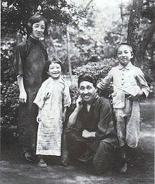 左起：白莲；长女蕗苳；龙介；长子香织