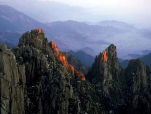 点染（黄山始信峰晨曦，1995年摄）