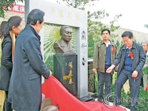 阎逢春铜像