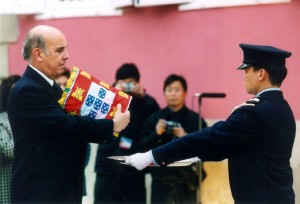 韦奇立接过降下的葡萄牙国旗并抱在胸前