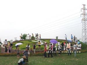 鲜花报时时钟，位于体育南路路口(公园外)