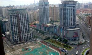 黄兴路四平路交汇处的金岛蓝天姐妹楼