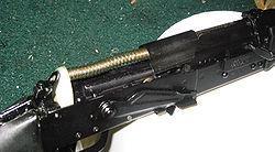 打开Saiga-12顶部防尘盖后的机匣