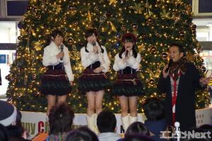クリスマスツリーの前に登场した天使たち