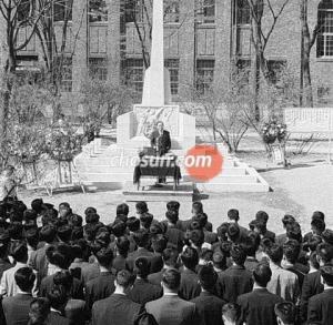 1961年4月19日首尔大学4月学生革命纪念塔