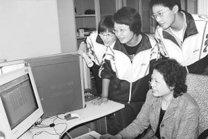 范锦荣老师在指导学生