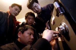 开保险柜靠手感