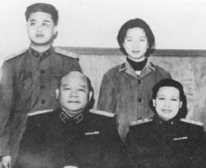 1960年，徐海东同夫人周东屏及子女们