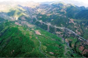 崇山峻岭中穿行的昆曼公路云南段