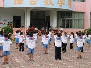 学校通过体操练习提高小学生的身体素质