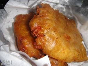 纸片包着吃