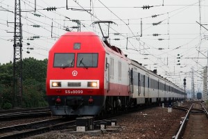 在京广线上牵引特快列车的韶山9改型机车
