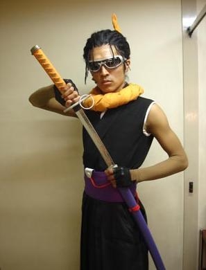 由于现场演出原因的限制,舞台剧中东仙要个性较为单薄,仅有与更木剑八