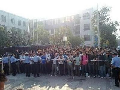 警察到达现场并在现场拉起警戒线