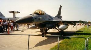F-16战机的两具副油箱是挂在机翼下方