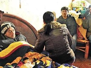 记者采访犀利哥一家