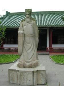 雷州十贤祠的寇准雕像