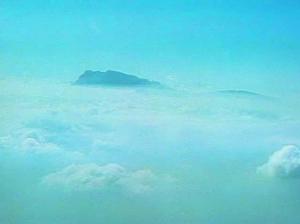 云上峨眉，左为大峨，右为二峨，相对如眉