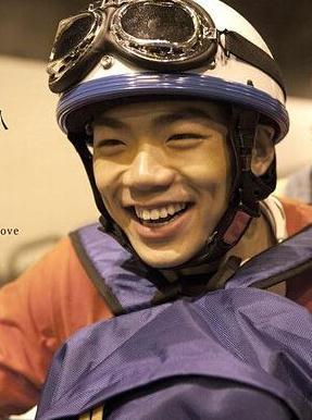 阿拓是一个很爱跟朋友打赌,并且愿赌服输的大笨蛋,因此常常会有很多