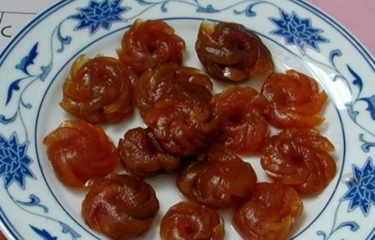 炖梅又称"黑梅","煮梅",是白族人民用来做拌凉菜,煮酸辣鱼的调味品.