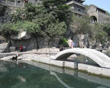 风月关位于峰峰矿区新市区滏阳河发源地,神麋,南鼓两山南北对峙的"