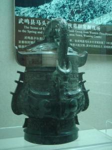 我国各地出土的提梁卤