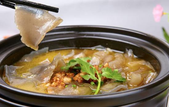 粉皮是对用大米,红薯淀粉,绿豆淀粉,马铃薯淀粉,蚕豆淀粉等,制作成的