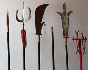 便对"十八般兵器"的解说则是刀,枪,剑,戟,斧,钺,钩,叉,鞭,锏,锤,抓,镗