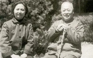 赖月明（左）