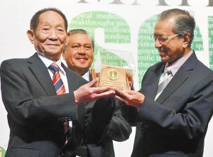 袁隆平获颁“马哈蒂尔科学奖”