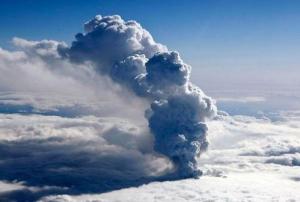 冰岛艾雅法拉火山喷发情景，图1