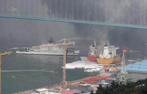 韩国海岸警卫队船只协助起火的油轮灭火
