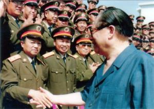 周美华将军与江泽民主席握手
