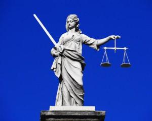 正义女神(本名朱斯提提亚)是西方的一位神话人物.
