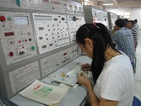 学生在专心做实验