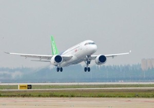 C919在上海浦东国际机场安全落地后滑行。