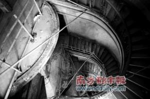 陈廉伯公馆的旋转楼梯如今一片残败