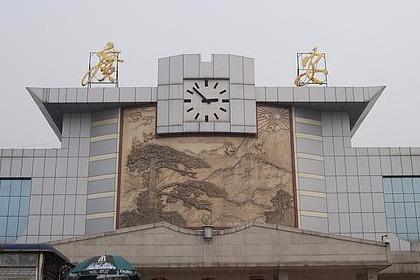 广安火车站(2)广安火车站位于四川省东部,华蓥山中段,广安市前锋区