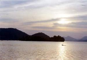 磁湖沿岸风景