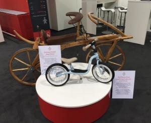 欧洲自行车展上展出的儿童平车与木头平衡车
