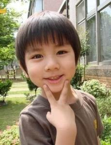 在《咒怨》中扮演伽椰子的孩子"佐伯俊雄"这一角色.