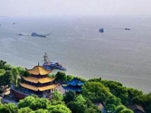 《登岳阳楼》