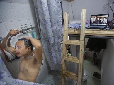 单身的他与电脑相伴，少了些无聊