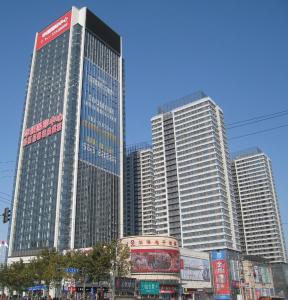 济南华强广场项目位于山大路,解放路交汇处,由顶级写字楼,小户型公寓