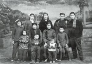 青年张昌余（后排右一）和家人