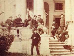 1885年，23岁的德彪西（白衣者）位于罗马
