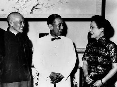 1957年，岸信介（中）访问台湾