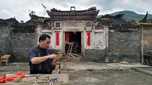 芷溪花灯制作人：黄世平
