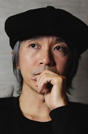 张郎(周星驰 饰) 他是一个机智多谋的搞笑卧底.